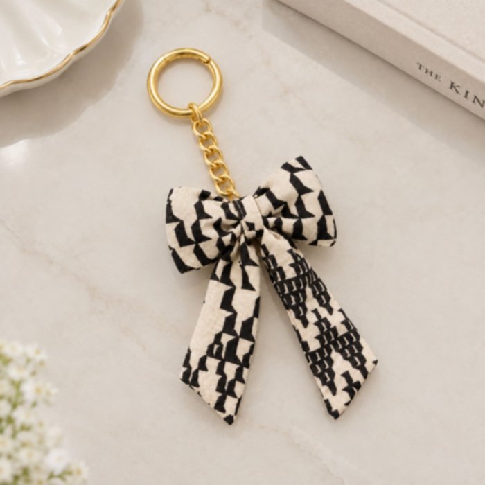 Monochrome Bow Charm — Hiasan Gantungan Pita Monokrom