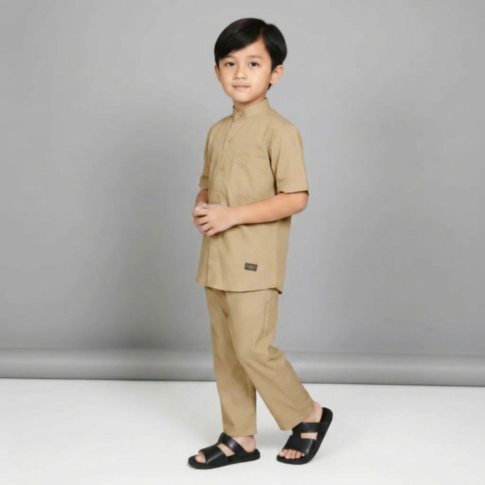 Setelan Baju Koko Putih Anak Laki-Laki Lengan Pendek Kerah Sanghai dan Celana Panjang | Baju Manasik Anak KHAKI